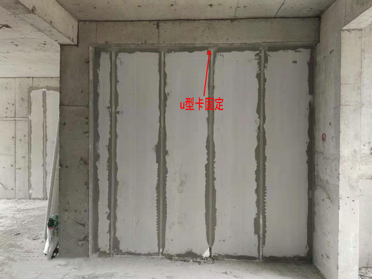 混凝土框架結(jié)構(gòu)蒸壓砂加氣混凝土板兩端U型卡固定